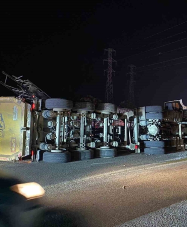 antalyada-eds-diregine-carpan-tir-devrildi-2-yarali-c4XWsKzj.jpg