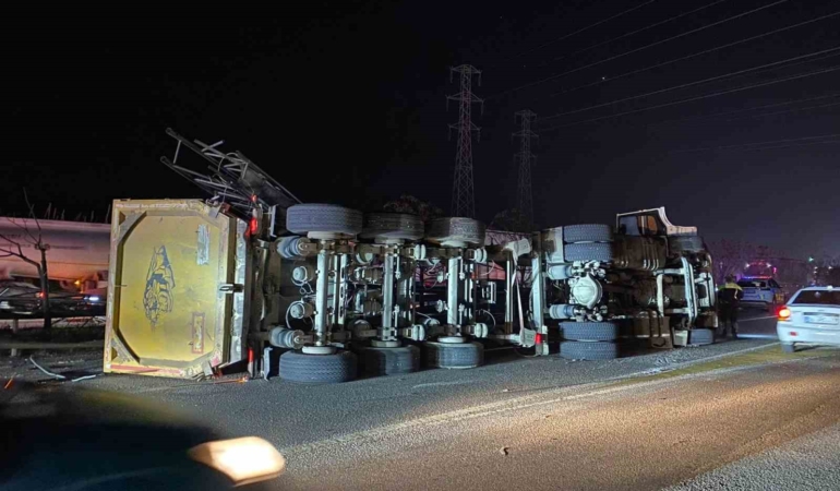 antalyada-eds-diregine-carpan-tir-devrildi-2-yarali-c4XWsKzj.jpg