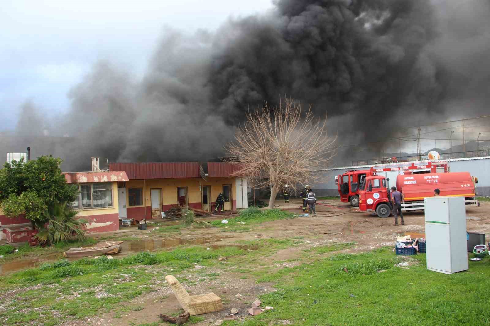 antalyada ekmek firini olarak kullanilan mustakil yapi alev alev yandi 0 7JSySs2F