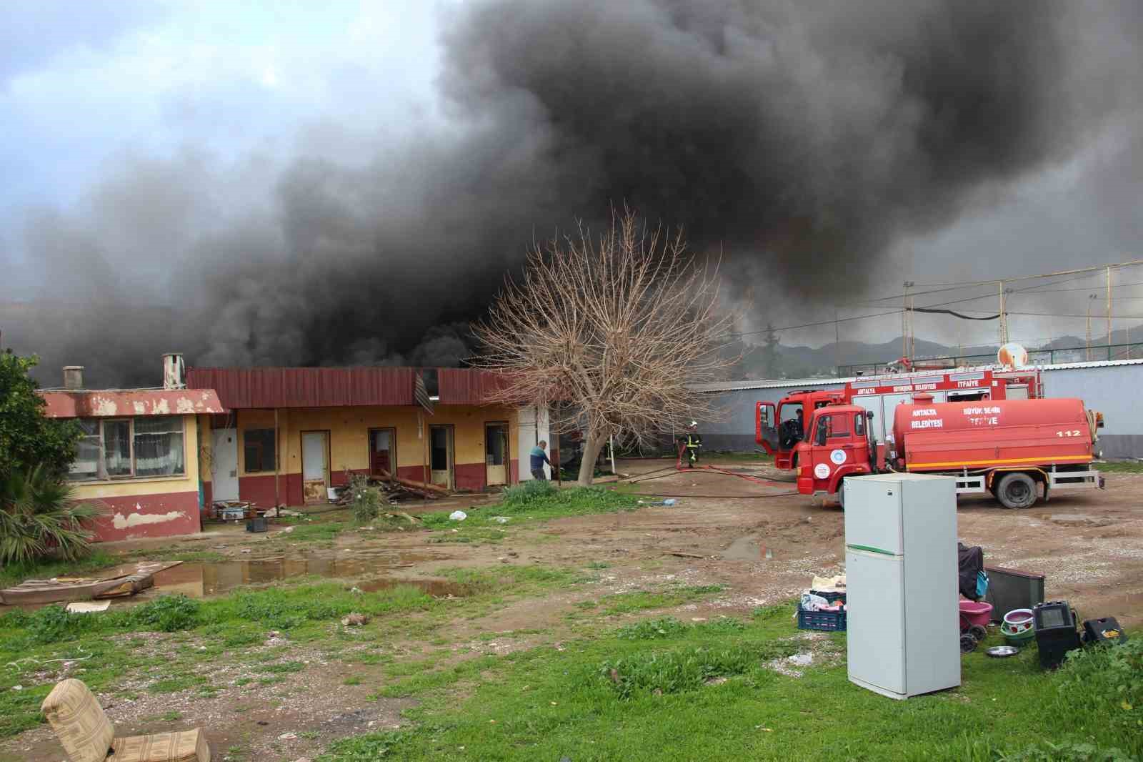 antalyada ekmek firini olarak kullanilan mustakil yapi alev alev yandi 2 URPqzpkt