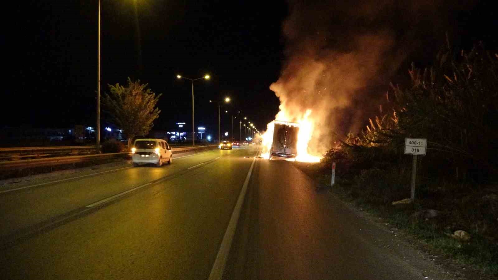 Antalya’da elektronik eşya yüklü nakliye aracı alev alev yandı 7 antalyada elektronik esya yuklu nakliye araci alev alev yandi 3 Eg3EuAZy