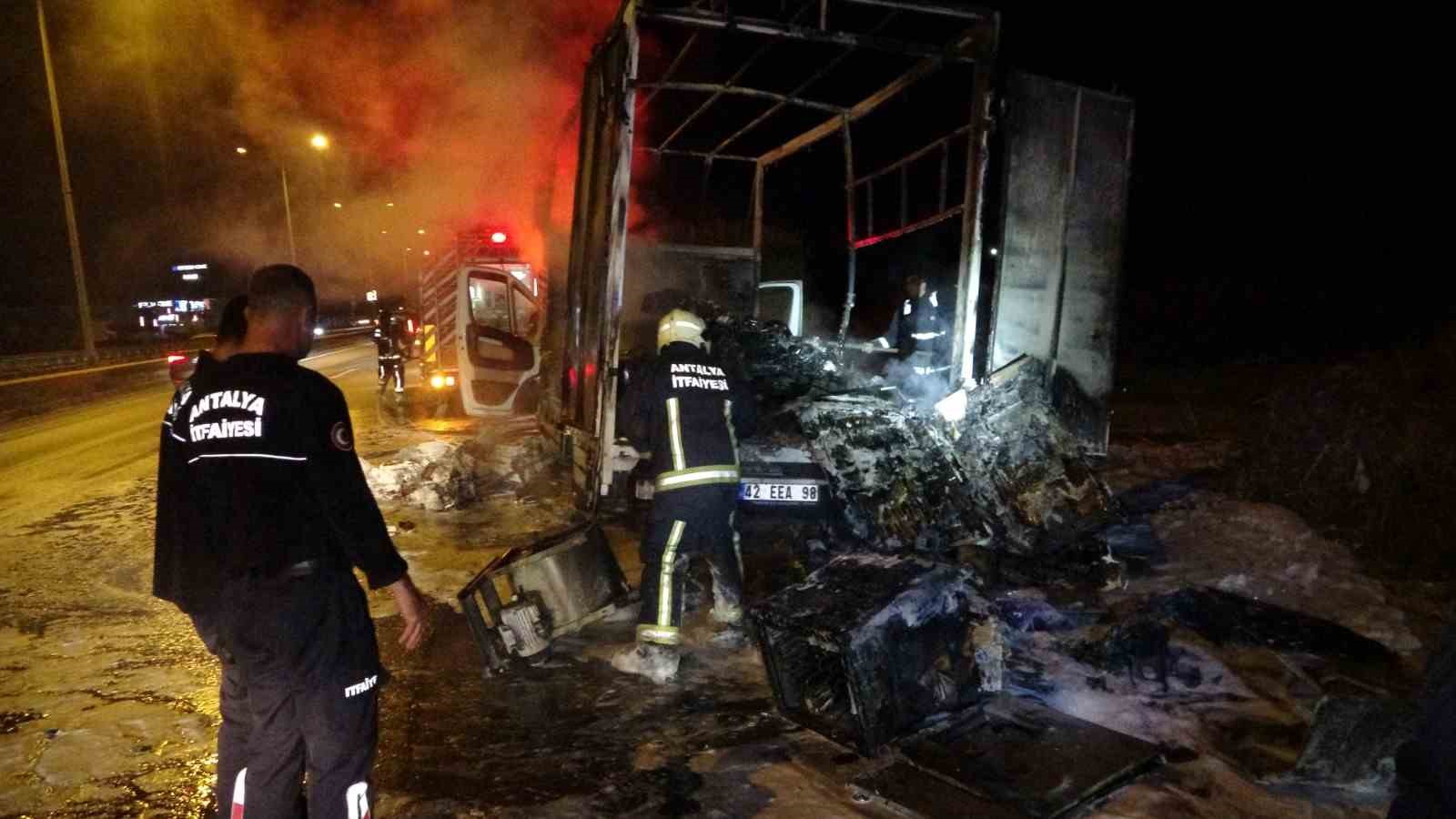 Antalya’da elektronik eşya yüklü nakliye aracı alev alev yandı 11 antalyada elektronik esya yuklu nakliye araci alev alev yandi 7 npc6jRQK