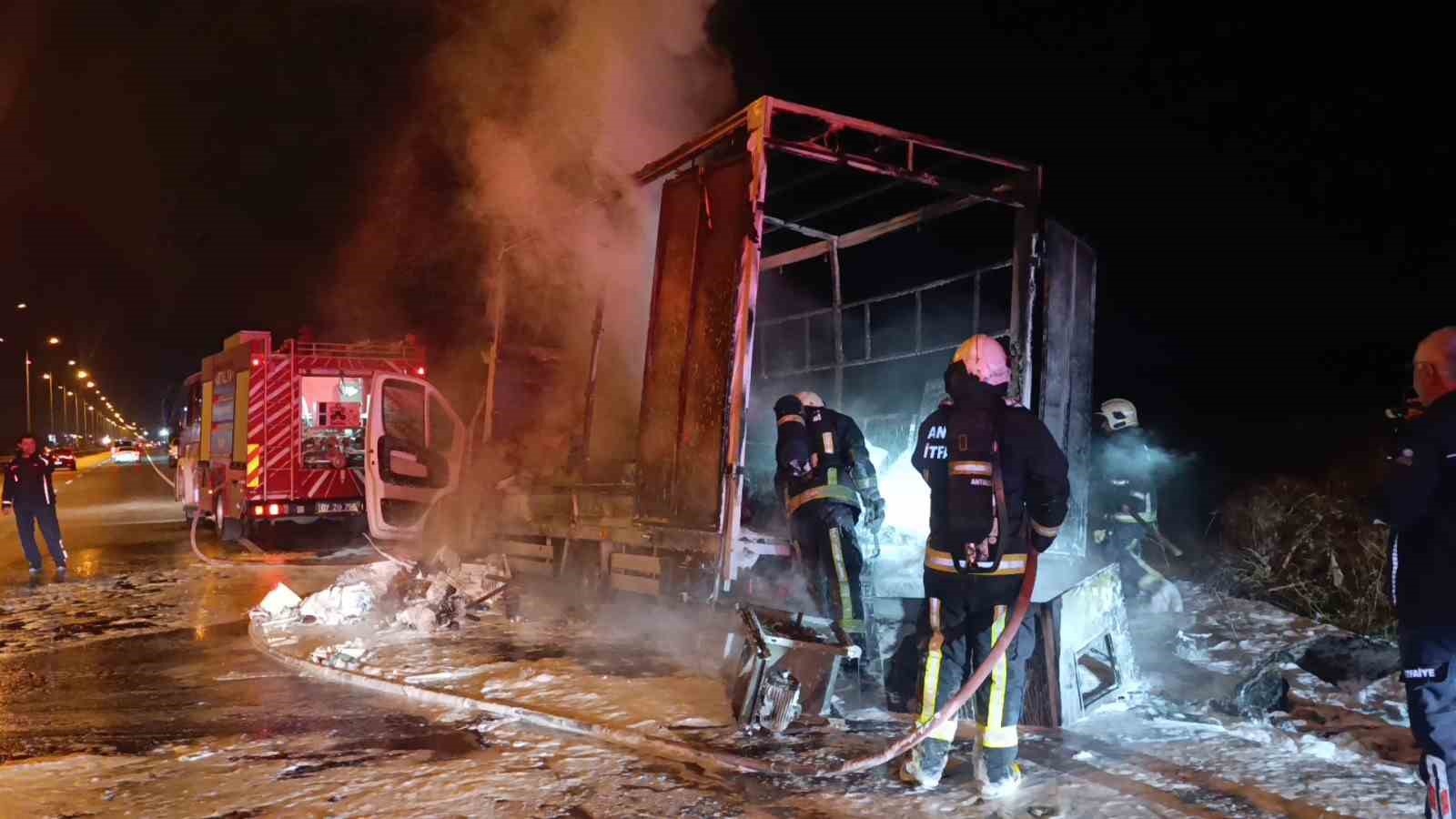 Antalya’da elektronik eşya yüklü nakliye aracı alev alev yandı 12 antalyada elektronik esya yuklu nakliye araci alev alev yandi 8 YfMsPEVS