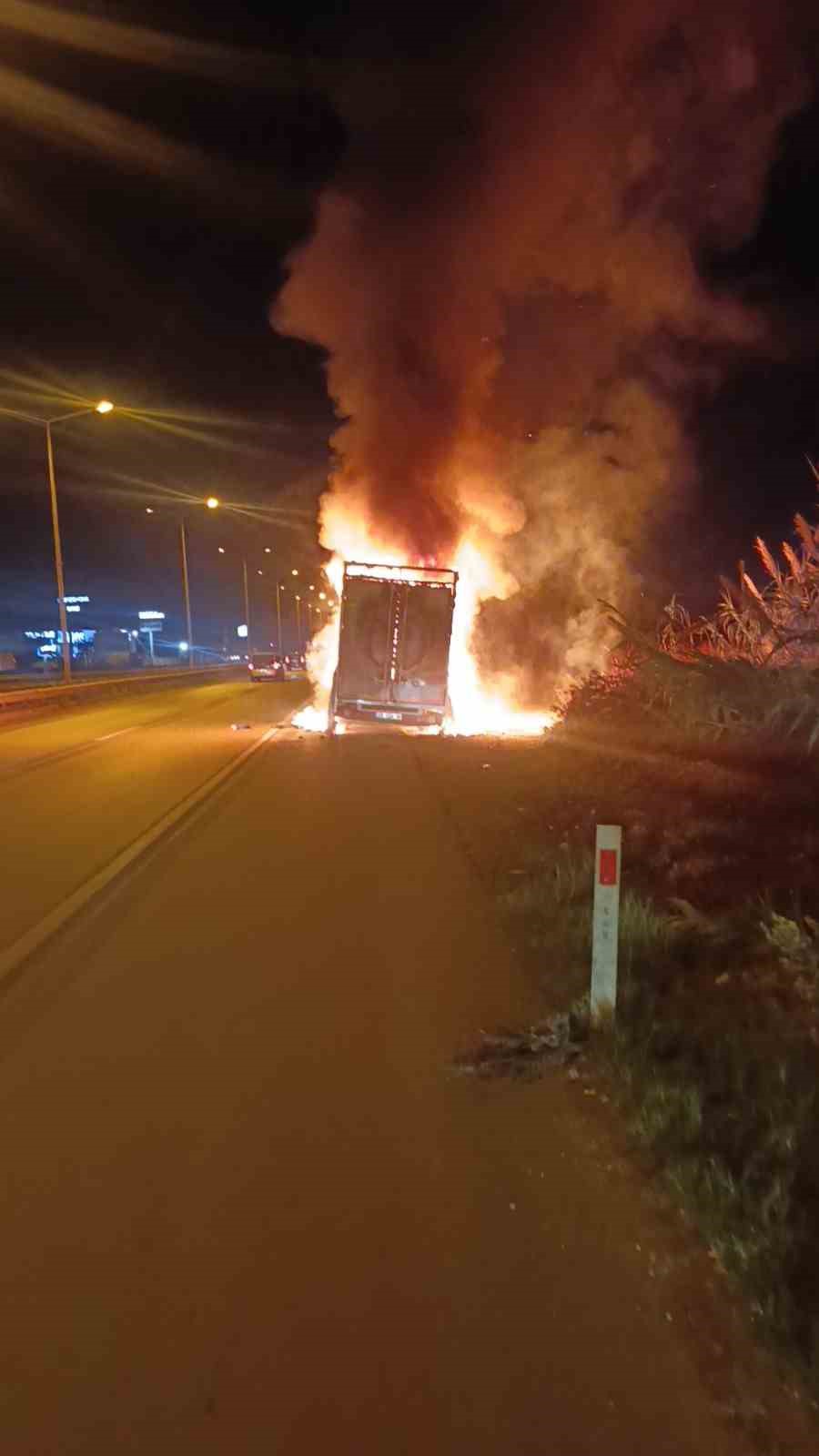 Antalya’da elektronik eşya yüklü nakliye aracı alev alev yandı 13 antalyada elektronik esya yuklu nakliye araci alev alev yandi 9 M62mBNEM