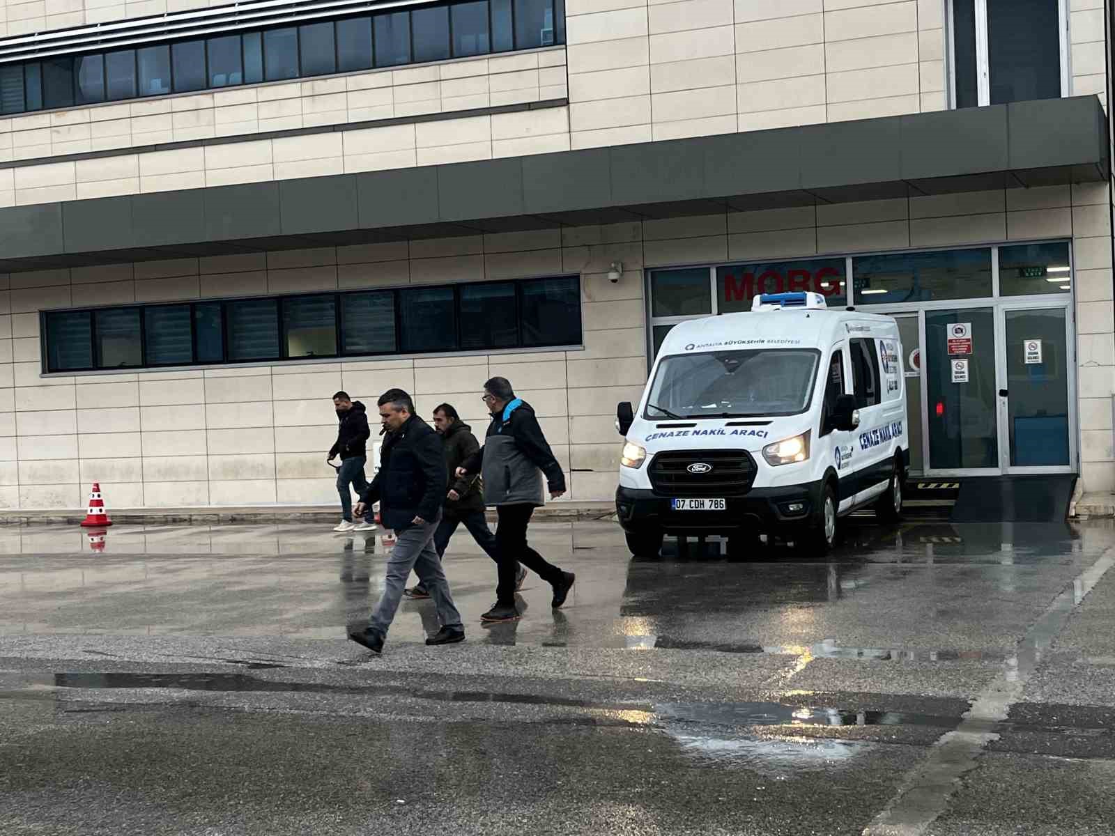 antalyada evinde silahla vurulmus halde olu bulunan kisinin cenazesi teslim alindi 0 GLebPHTl