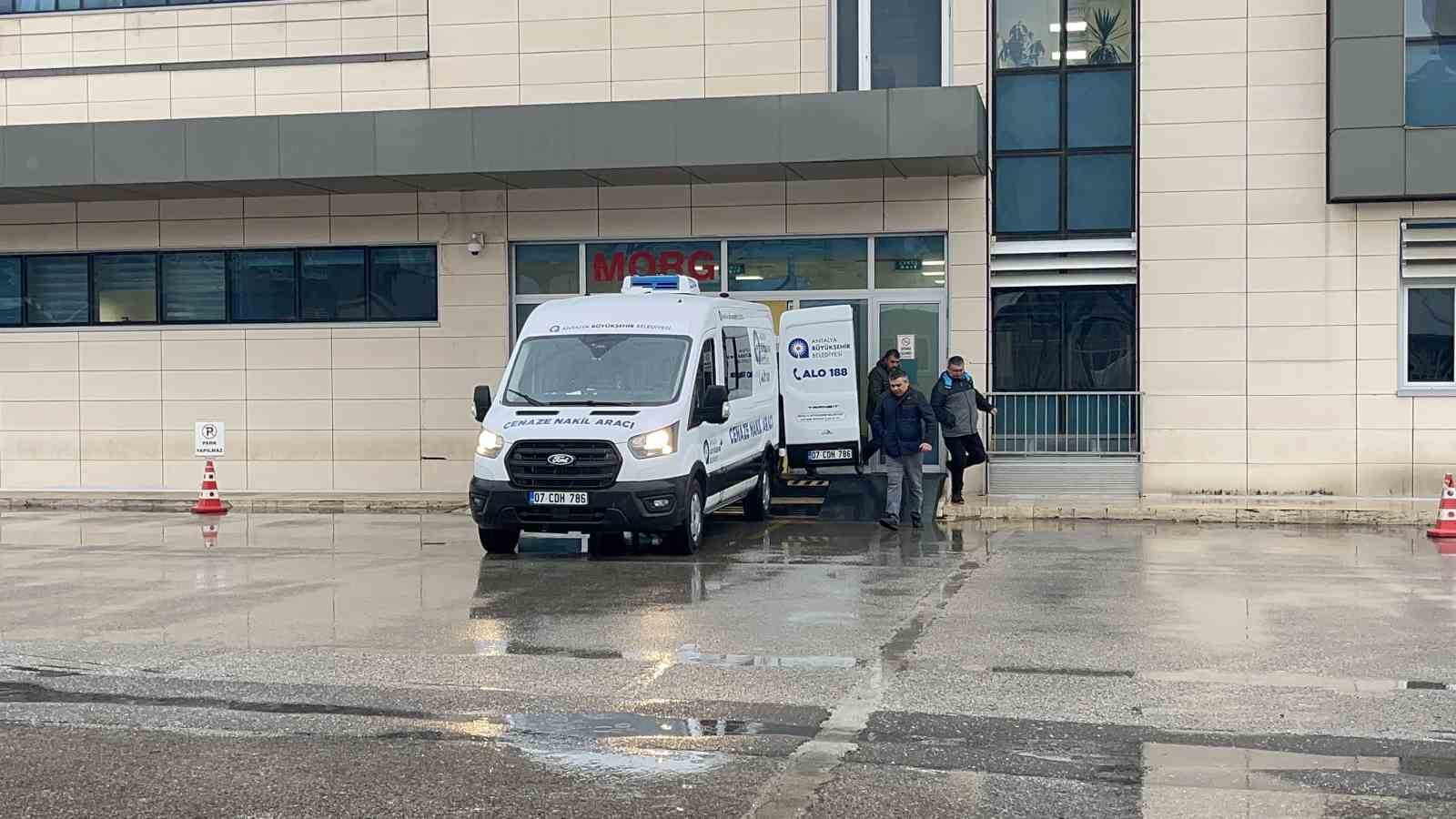 antalyada evinde silahla vurulmus halde olu bulunan kisinin cenazesi teslim alindi 4 9GI9bi9S