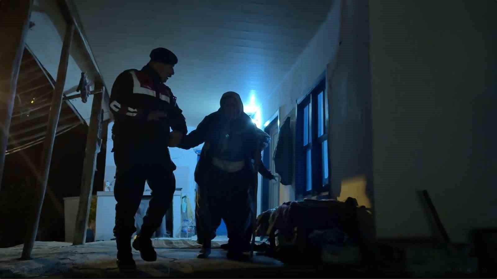 antalyada evleri tehdit eden orman yangini kontrol altina alindi 0 ItGFuaQ1