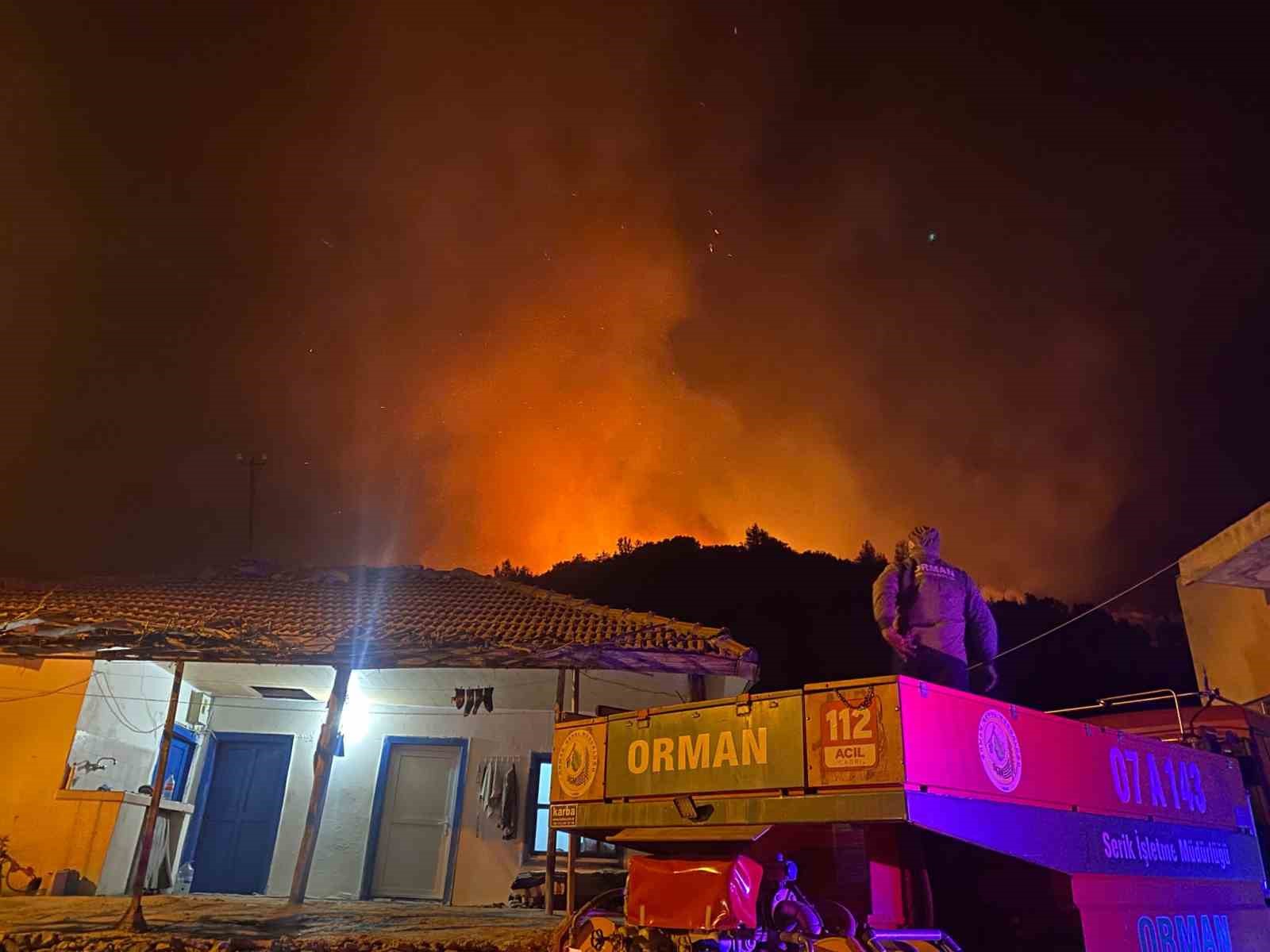 antalyada evleri tehdit eden orman yangini kontrol altina alindi 1 5tlfAUZ3