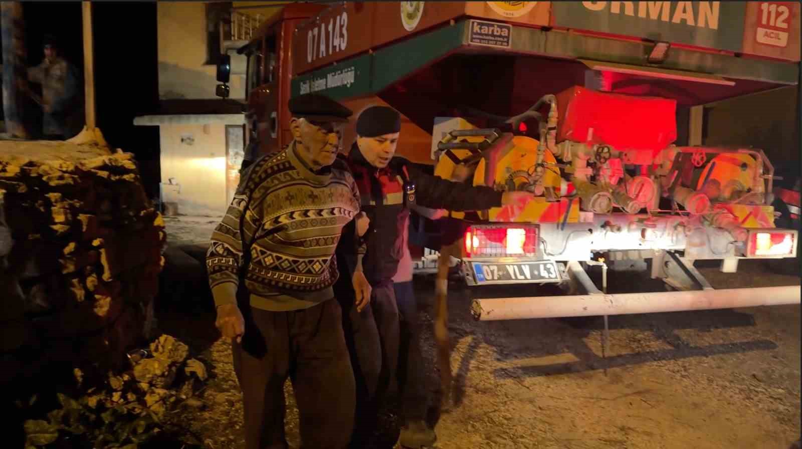 antalyada evleri tehdit eden orman yangini kontrol altina alindi 13 gFvaPerP
