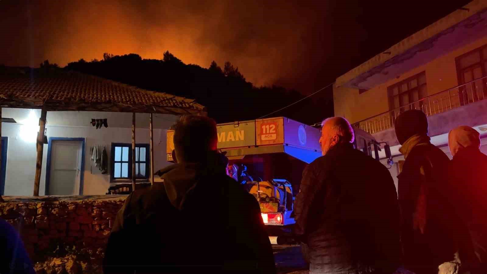 antalyada evleri tehdit eden orman yangini kontrol altina alindi 15 CUrQ1GCm
