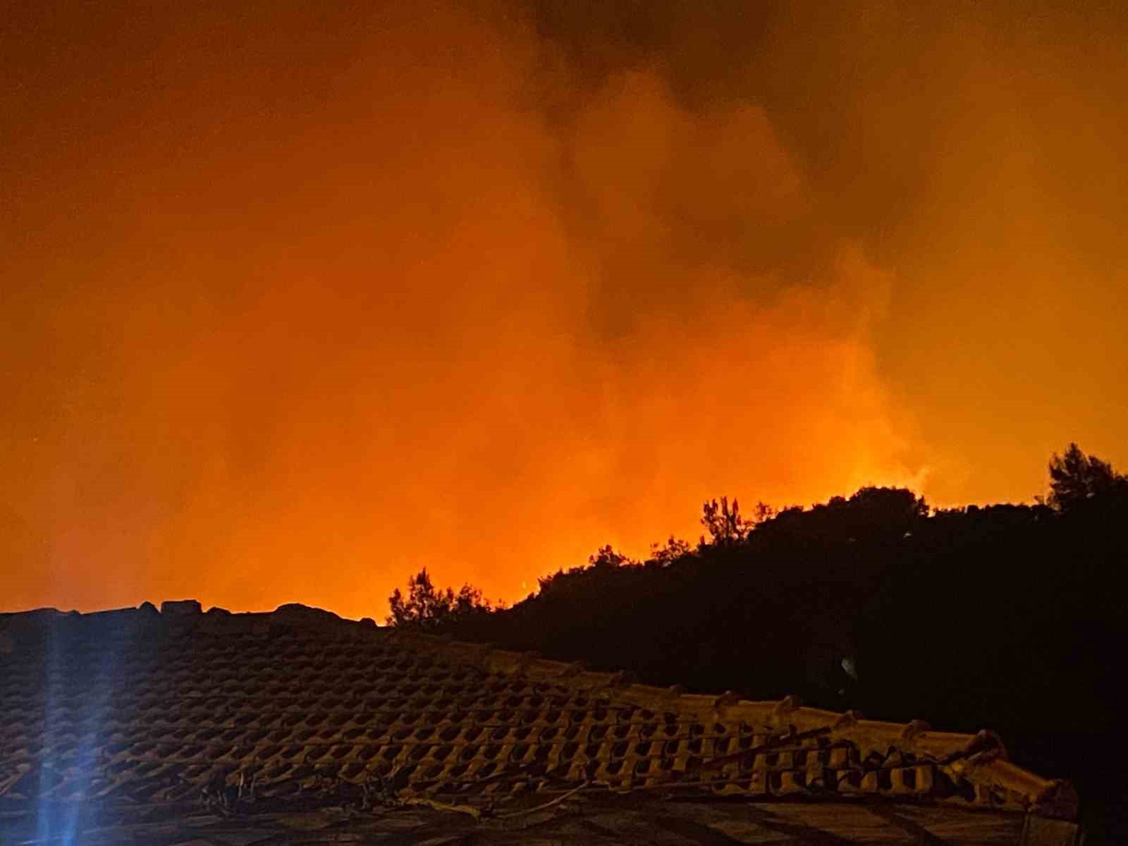 antalyada evleri tehdit eden orman yangini kontrol altina alindi 4 IvTqnO7g