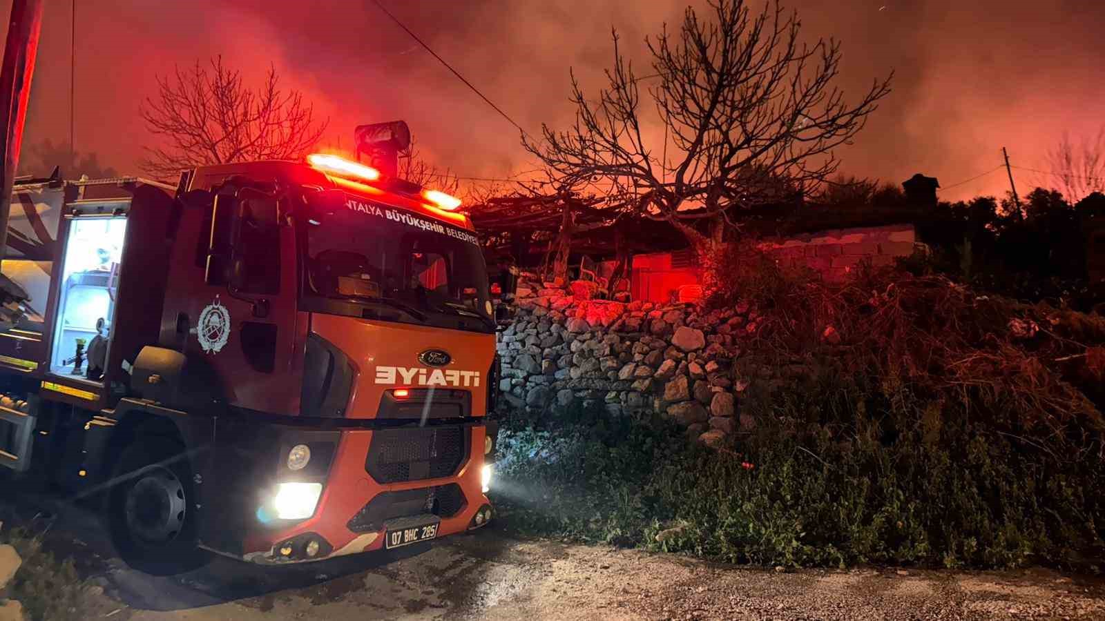 antalyada evleri tehdit eden orman yangini kontrol altina alindi 6 v3R3iA1E