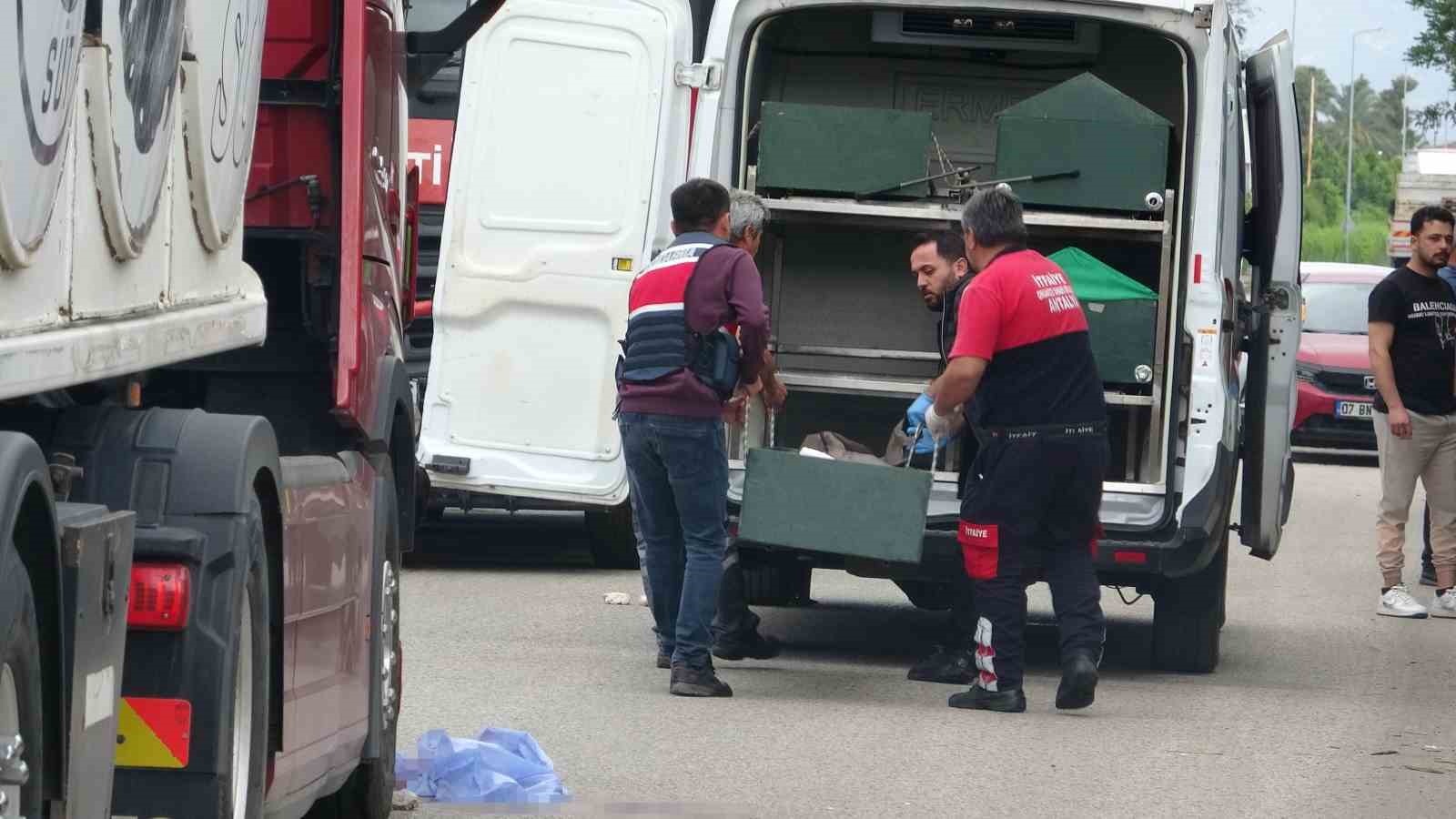 antalyada feci kaza tirin altinda kalan 19 yasindaki motosikletli genc hayatini kaybetti 8 1taGLeHN