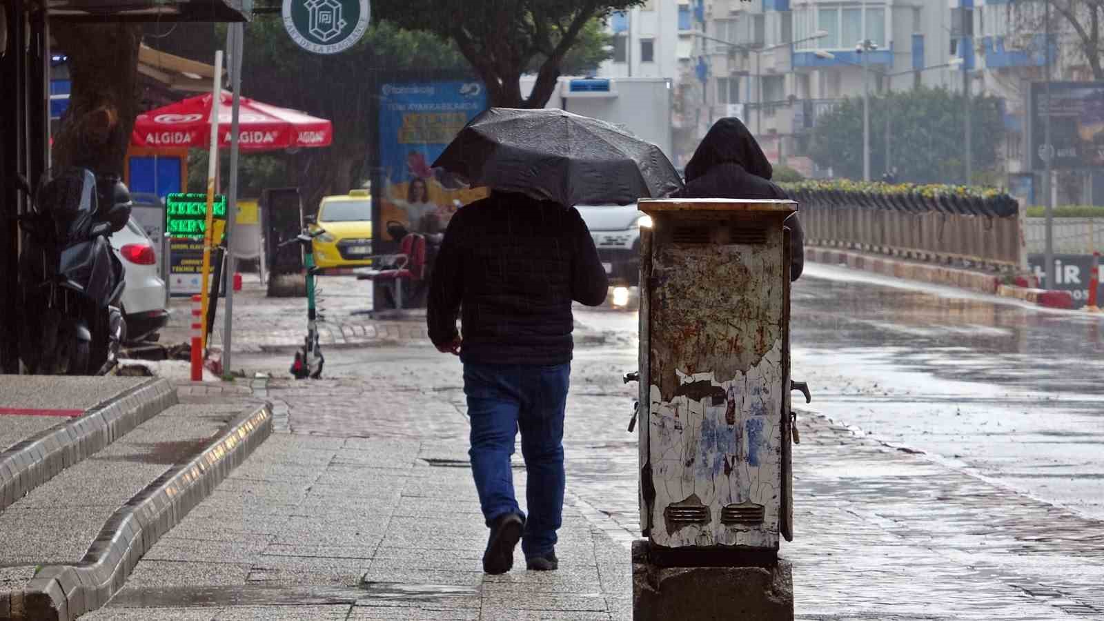 antalyada gece baslayip sabah saatlerine kadar etkili olan saganak etkisini yitirdi 1 VHNMzVPi