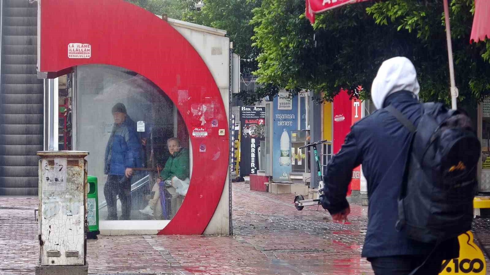 antalyada gece baslayip sabah saatlerine kadar etkili olan saganak etkisini yitirdi 5 zuwz1OKE