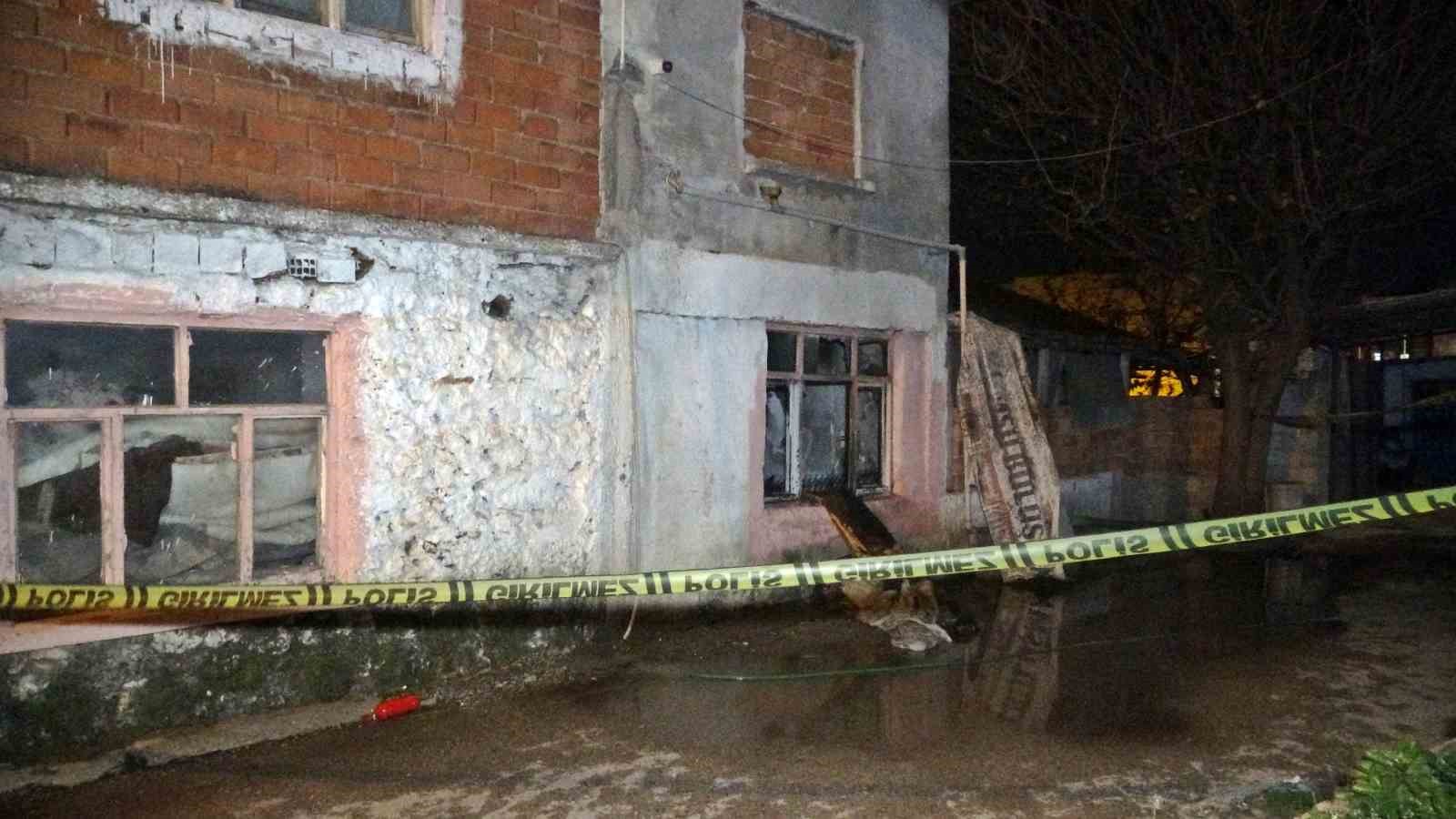 antalyada gecekondu yangini 1 olu 1 yarali 2 Jqs9AOmX
