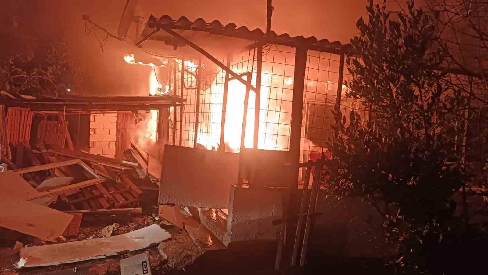 Antalya’da gecekondu yangını: Küle dönen evini görünce gözyaşlarına boğuldu 5 antalyada gecekondu yangini kule donen evini gorunce gozyaslarina boguldu 1 sq11JBlb
