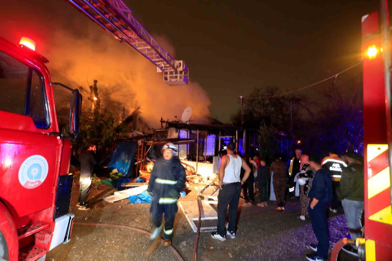 Antalya’da gecekondu yangını: Küle dönen evini görünce gözyaşlarına boğuldu 6 antalyada gecekondu yangini kule donen evini gorunce gozyaslarina boguldu 2 4vGjnzaw