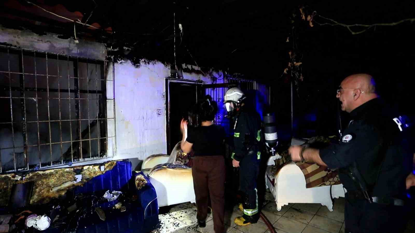 Antalya’da gecekondu yangını: Küle dönen evini görünce gözyaşlarına boğuldu 7 antalyada gecekondu yangini kule donen evini gorunce gozyaslarina boguldu 3 1YULn2GX