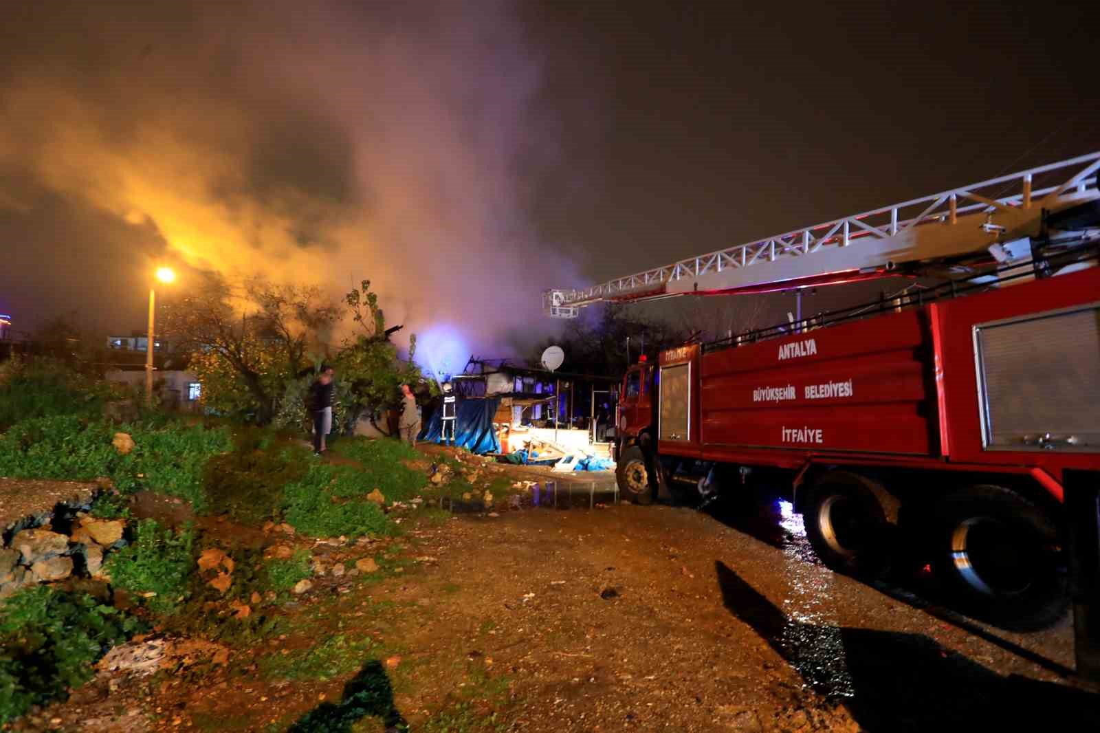 Antalya’da gecekondu yangını: Küle dönen evini görünce gözyaşlarına boğuldu 8 antalyada gecekondu yangini kule donen evini gorunce gozyaslarina boguldu 4 rMrAyKiP