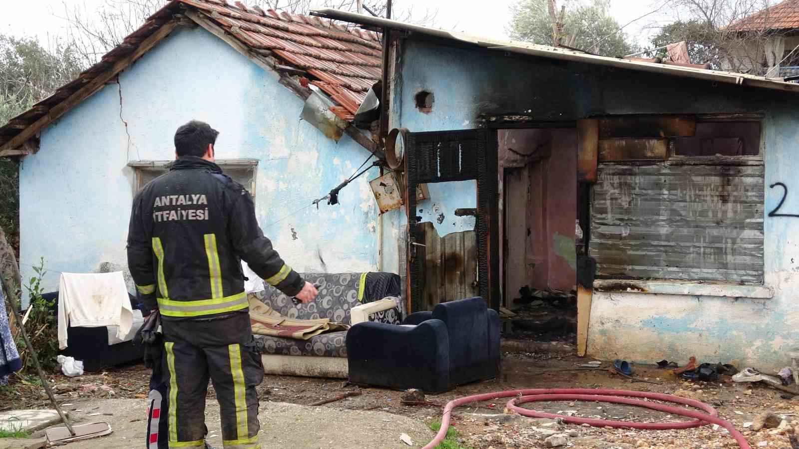 antalyada gecekonduda yangin 2 GtiB4zk3