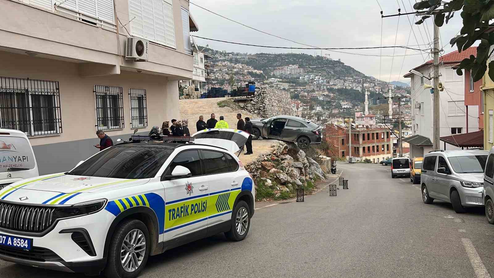 antalyada geri manevra yapan arac sarampolde asili kaldi 1 MVKBKELI