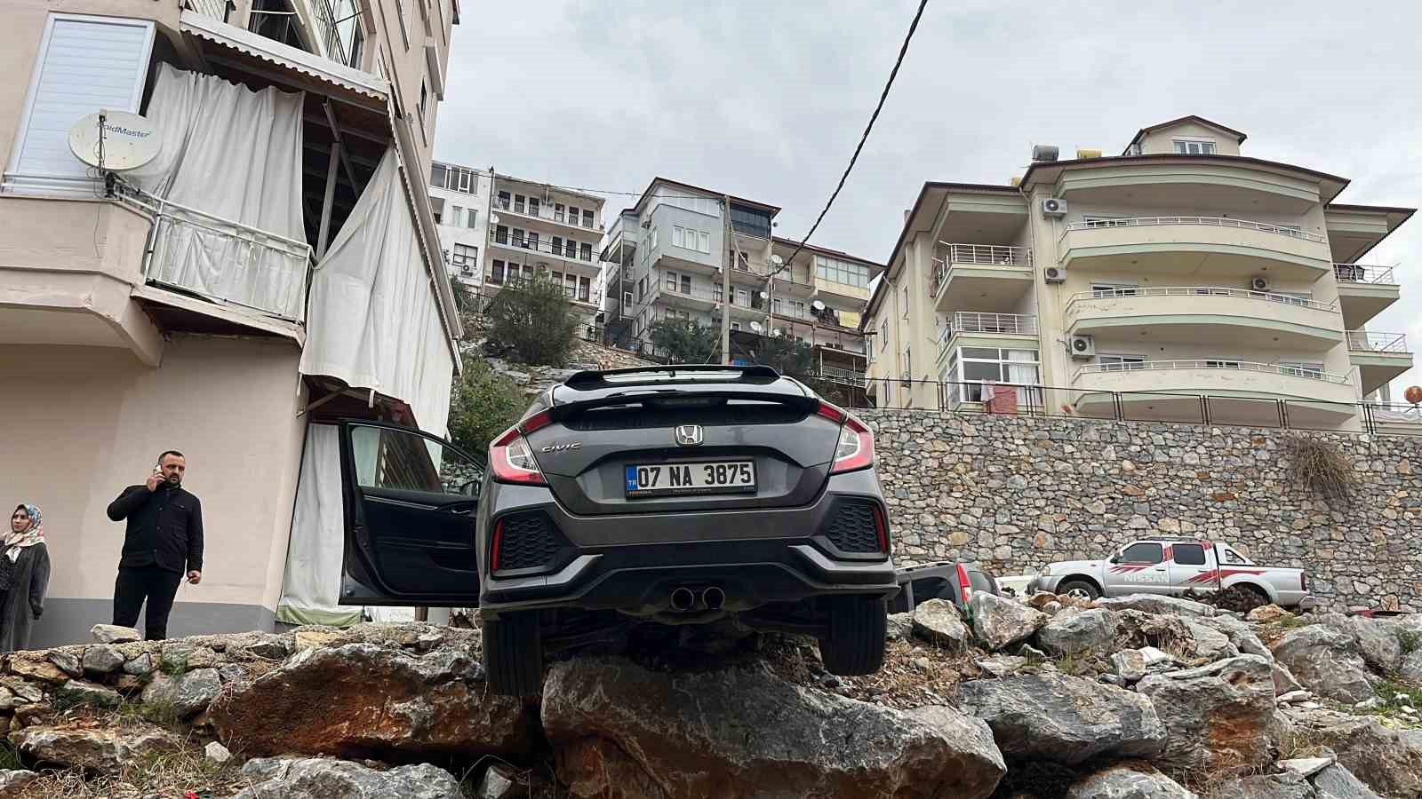 antalyada geri manevra yapan arac sarampolde asili kaldi 2 EtUd3e4Q