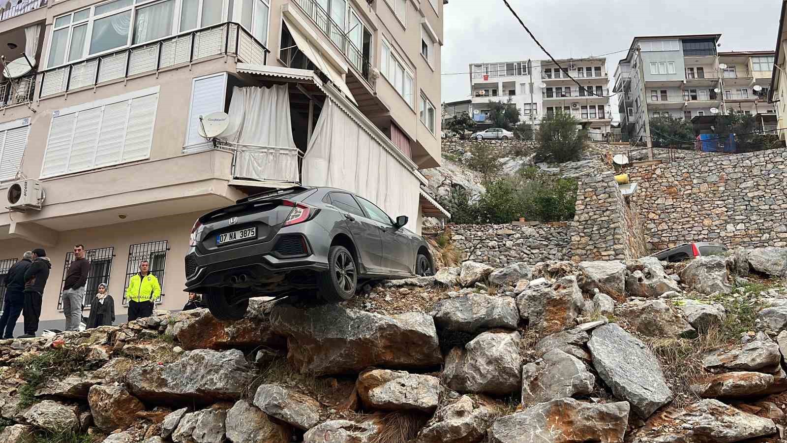 antalyada geri manevra yapan arac sarampolde asili kaldi 3 my77pKYA