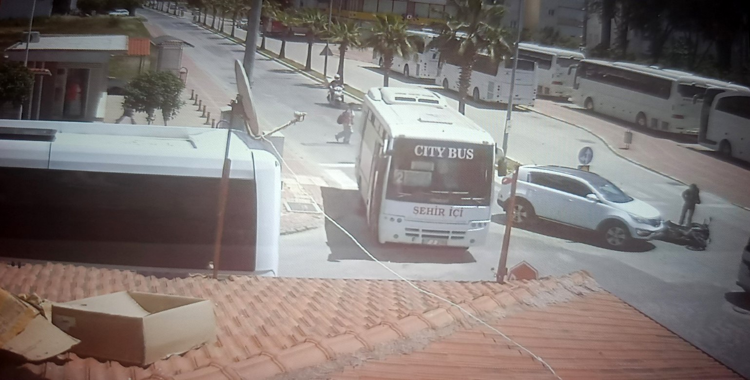 Antalya’da göz göre göre kaza kameraya yansıdı 4 antalyada goz gore gore kaza kameraya yansidi 0 4Fl5pjHC
