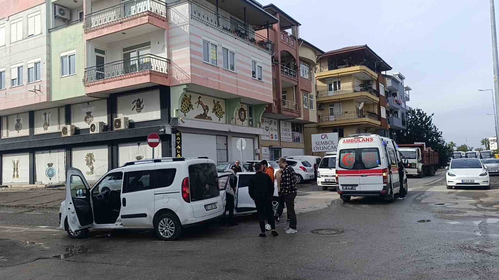 antalyada hafif ticari arac ile otomobil carpisti 1 yarali 1