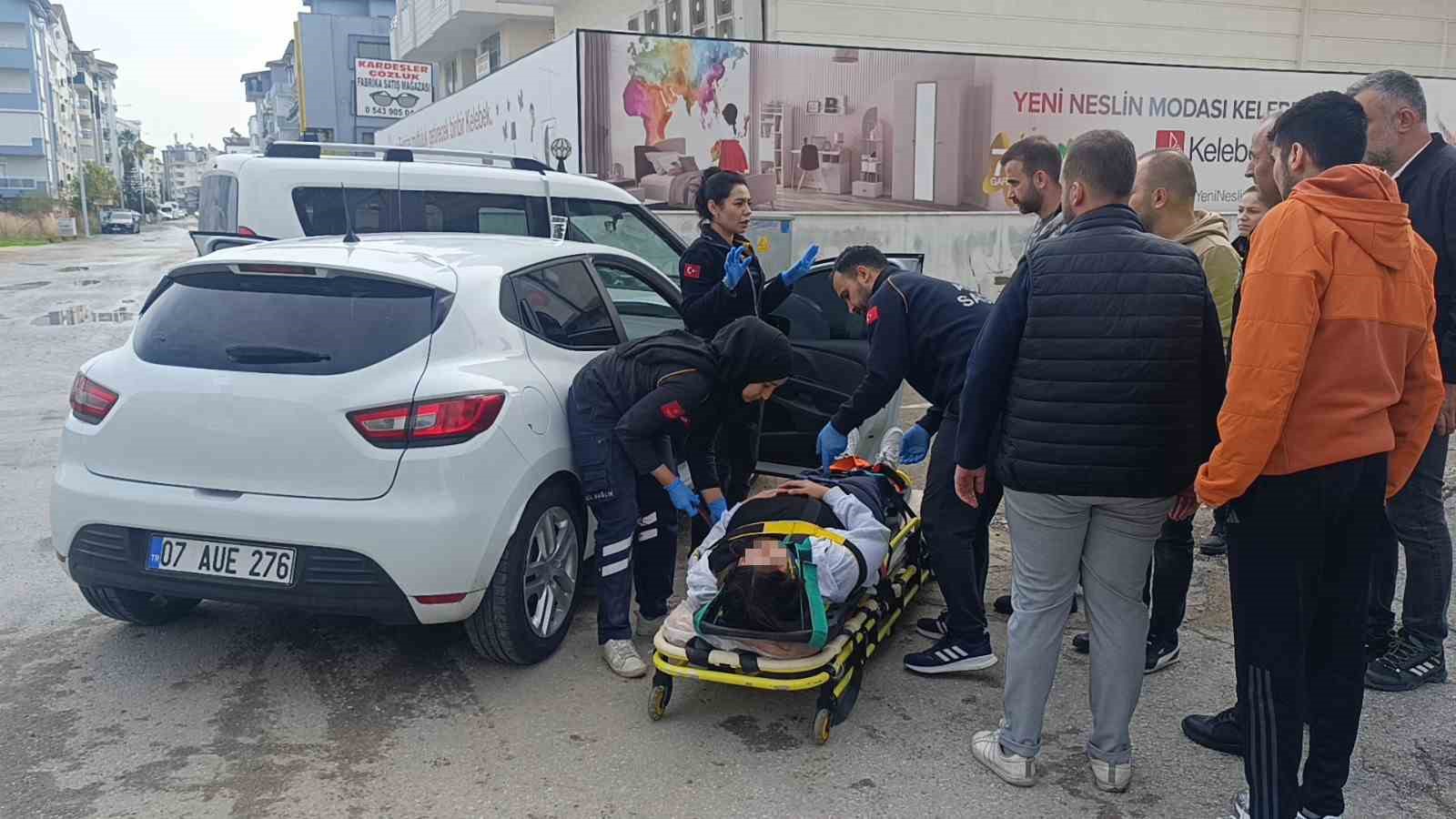 antalyada hafif ticari arac ile otomobil carpisti 1 yarali 2 3SReNykj