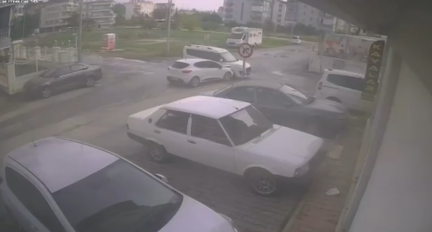 antalyada hafif ticari arac ile otomobil carpisti 1 yarali 3 gEvrhwlN