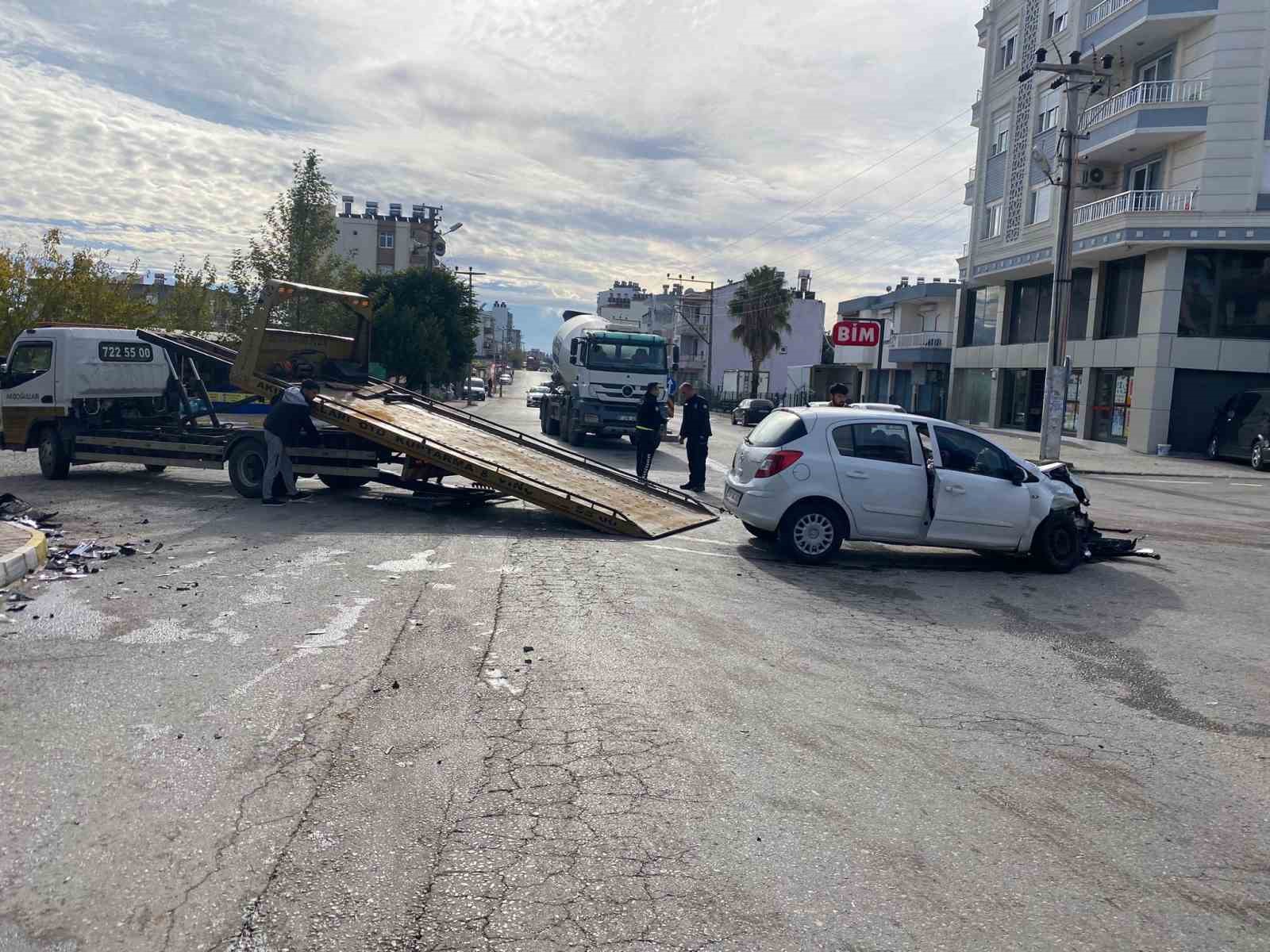 antalyada hafif ticari arac ile otomobil kavsakta carpisti 4 yarali 0