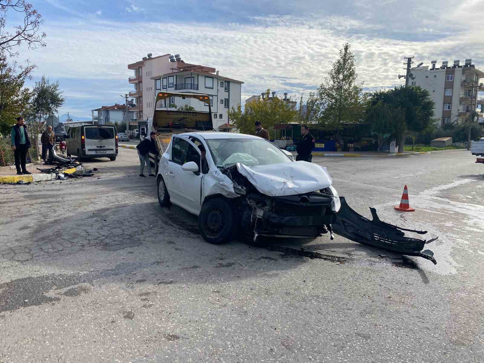 antalyada hafif ticari arac ile otomobil kavsakta carpisti 4 yarali 1 Yg1MjSlg