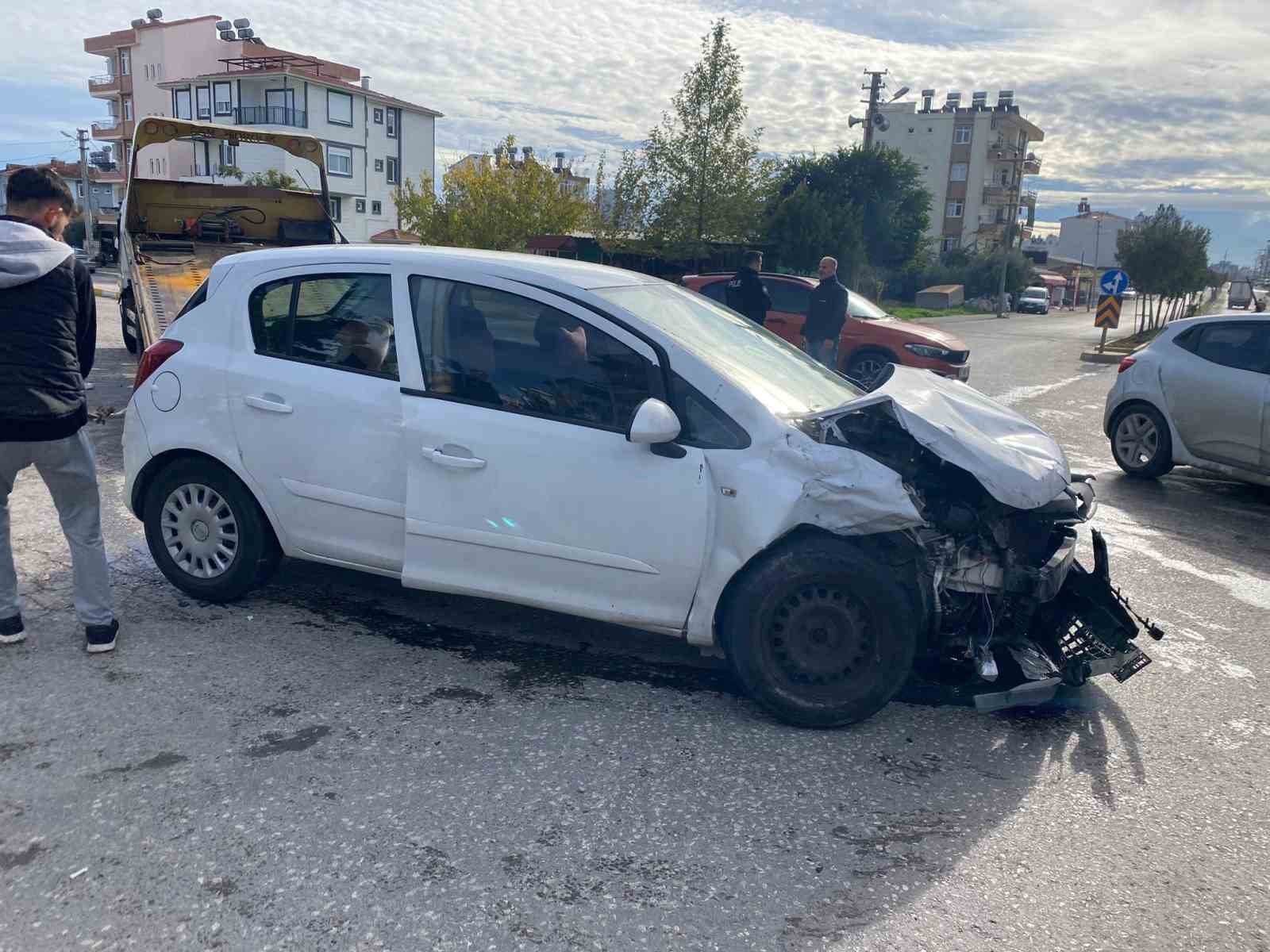 antalyada hafif ticari arac ile otomobil kavsakta carpisti 4 yarali 2 MW46aiVJ