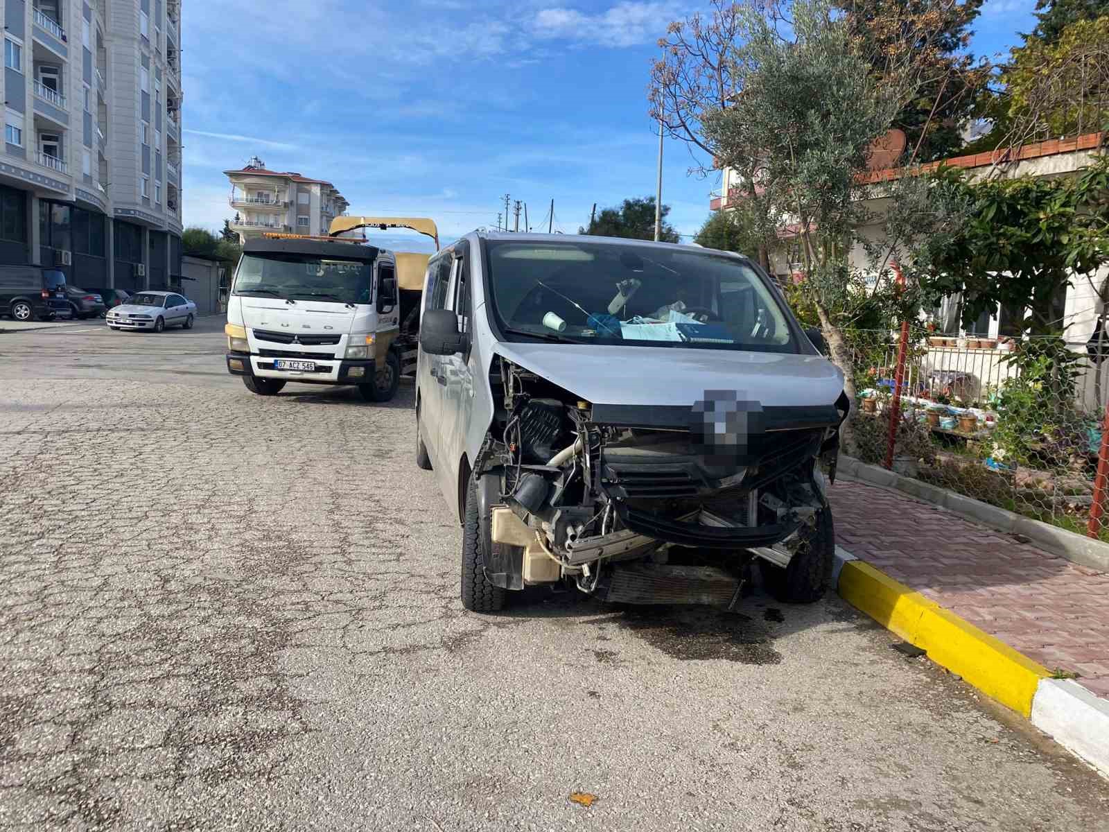 antalyada hafif ticari arac ile otomobil kavsakta carpisti 4 yarali 3 NcJw4BHI