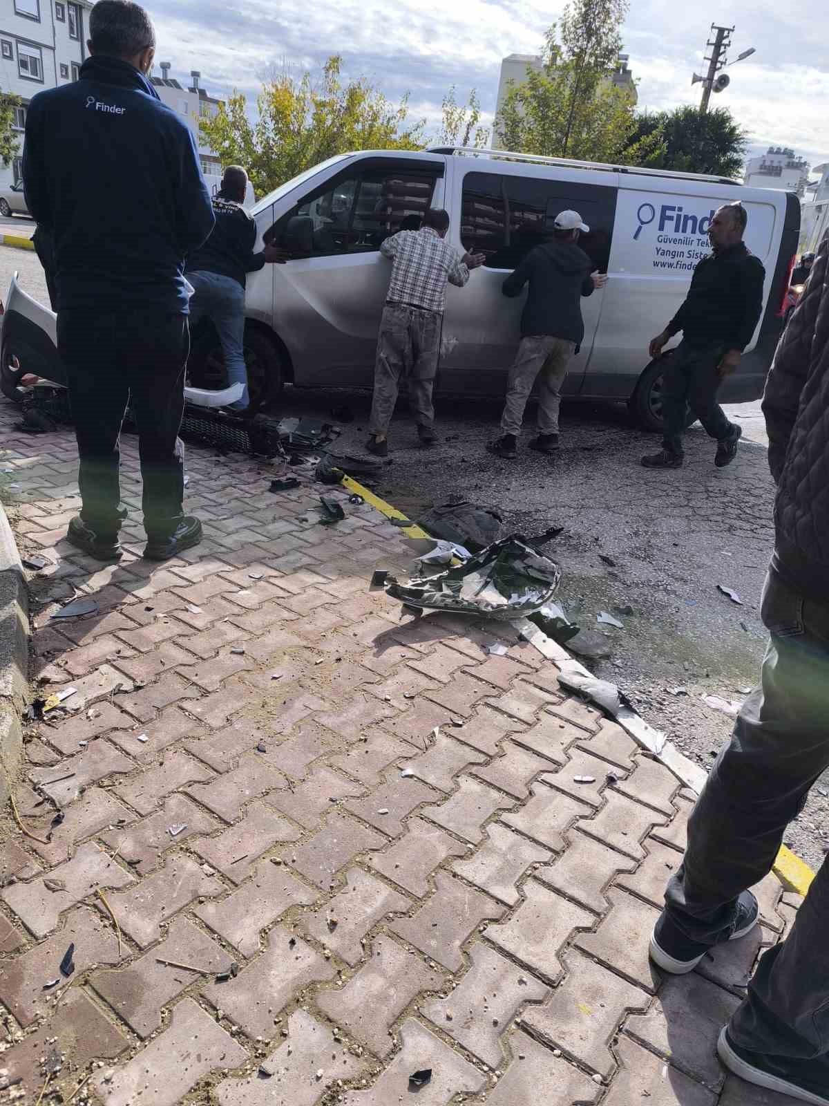 antalyada hafif ticari arac ile otomobil kavsakta carpisti 4 yarali 4 M6BegJjP