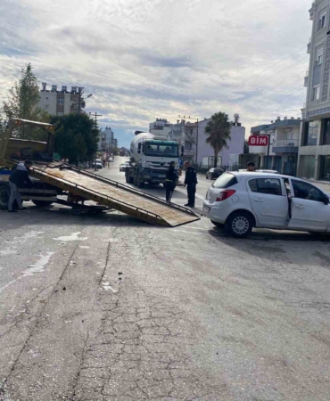 antalyada-hafif-ticari-arac-ile-otomobil-kavsakta-carpisti-4-yarali-mQjkgqHF.jpg