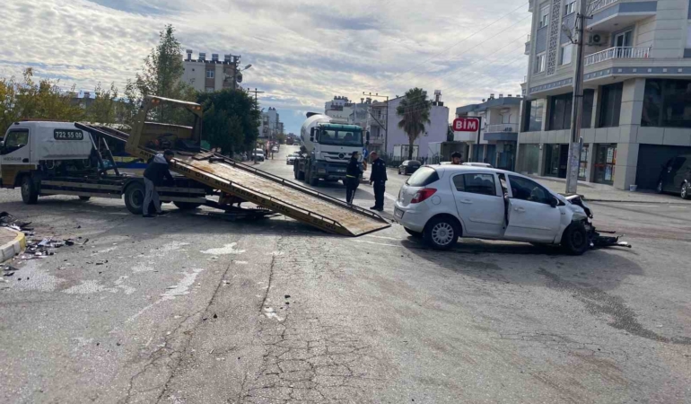 antalyada-hafif-ticari-arac-ile-otomobil-kavsakta-carpisti-4-yarali-mQjkgqHF.jpg