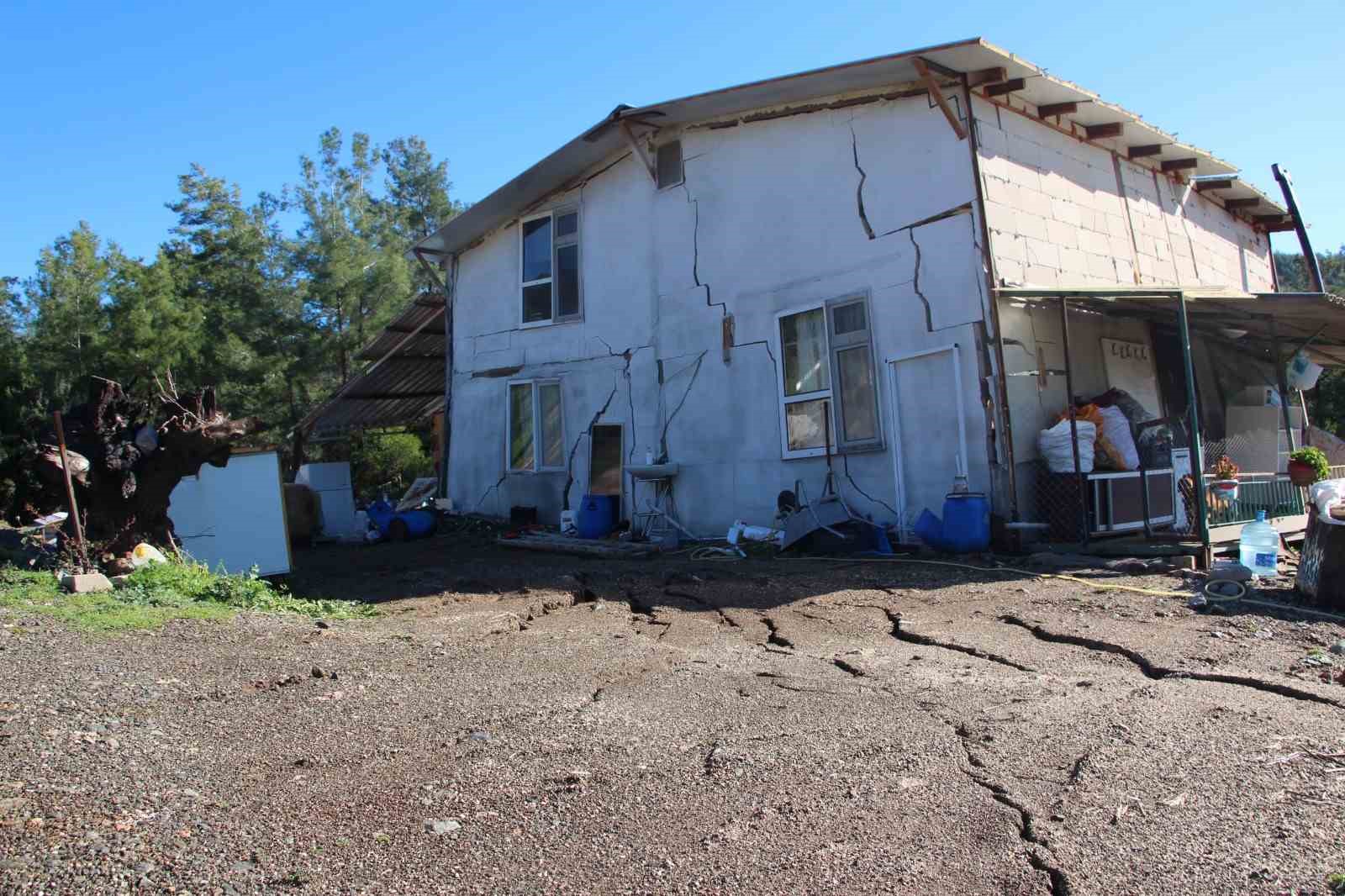 antalyada heyelan evlerin duvarlarini catlatti seralara dev kayalar dustu 1 FwAcAf4j