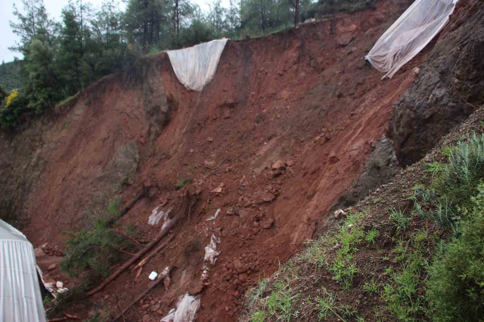 antalyada heyelan evlerin duvarlarini catlatti seralara dev kayalar dustu 2 ezbkTU77