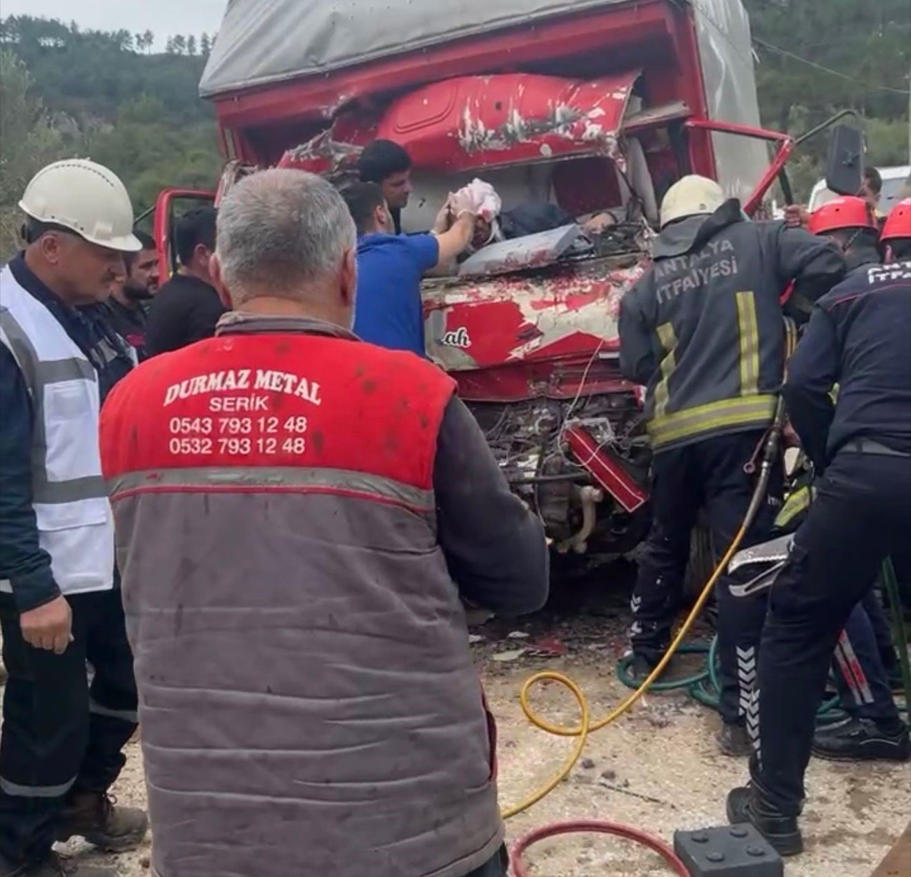 antalyada iki kamyon carpisti sikisan surucuyu itfaiye kurtardi 0 DRdyIT1C