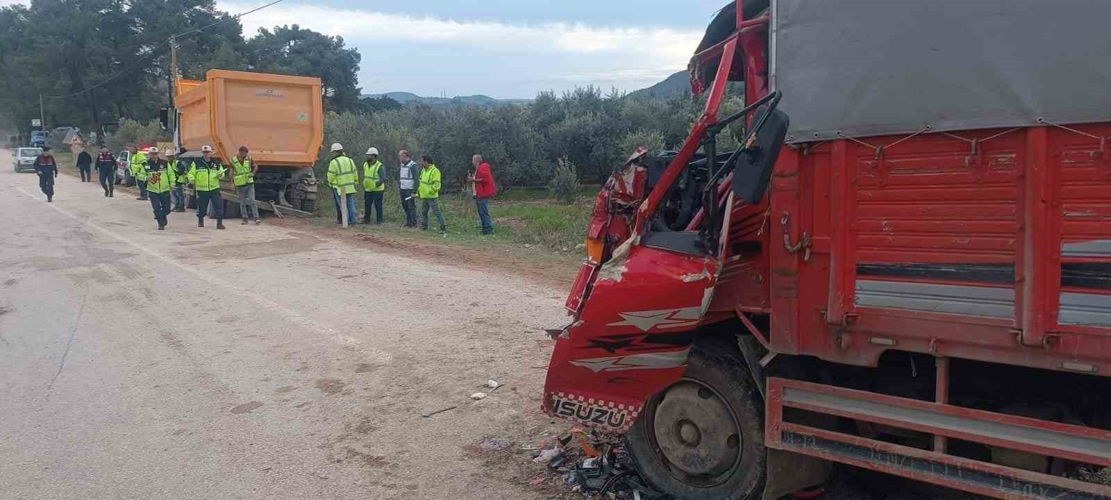 antalyada iki kamyon carpisti sikisan surucuyu itfaiye kurtardi 1 T25G9VnS