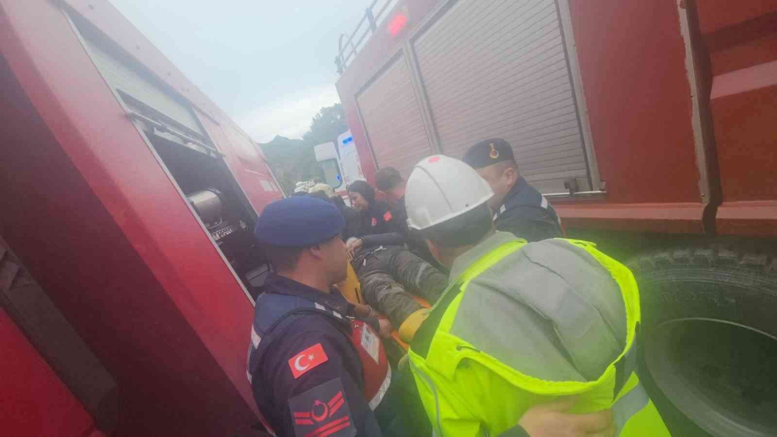 antalyada iki kamyon carpisti sikisan surucuyu itfaiye kurtardi 2