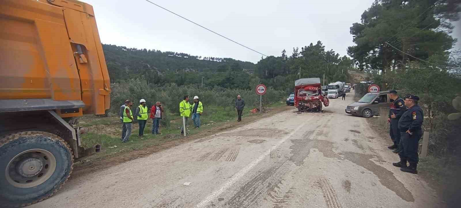 antalyada iki kamyon carpisti sikisan surucuyu itfaiye kurtardi 3 5yP33Xpu