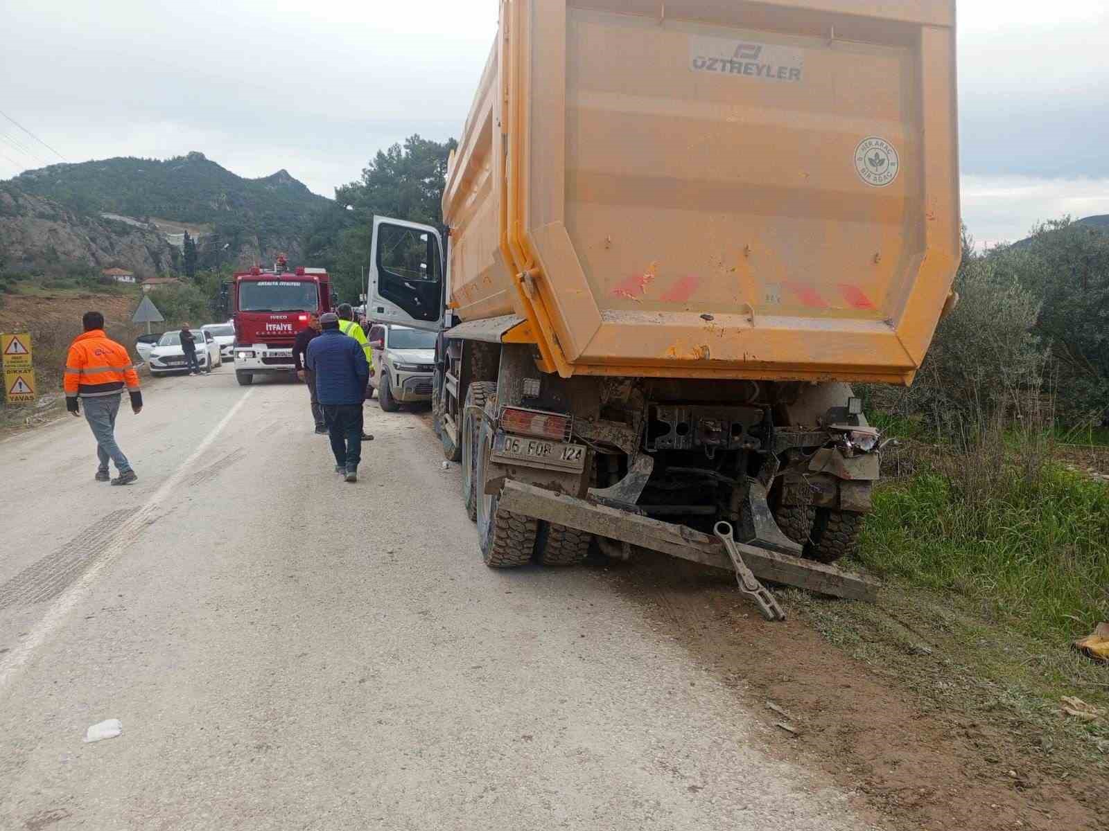 antalyada iki kamyon carpisti sikisan surucuyu itfaiye kurtardi 4 UDNluzYL