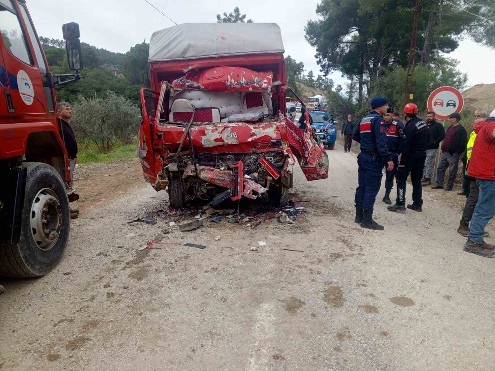 antalyada iki kamyon carpisti sikisan surucuyu itfaiye kurtardi 5 bvGrL3RP