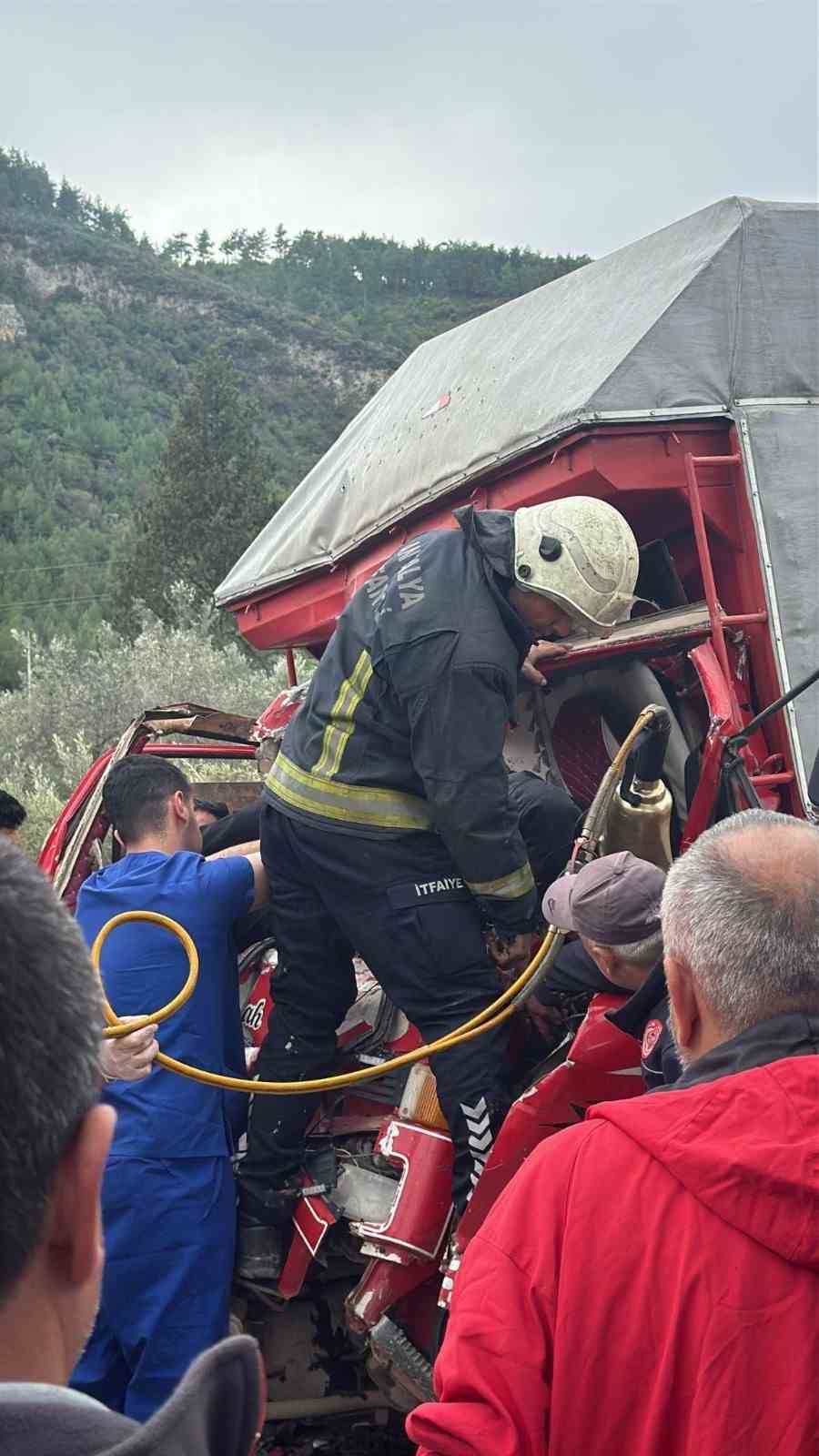 antalyada iki kamyon carpisti sikisan surucuyu itfaiye kurtardi 6 FrzXHjCn