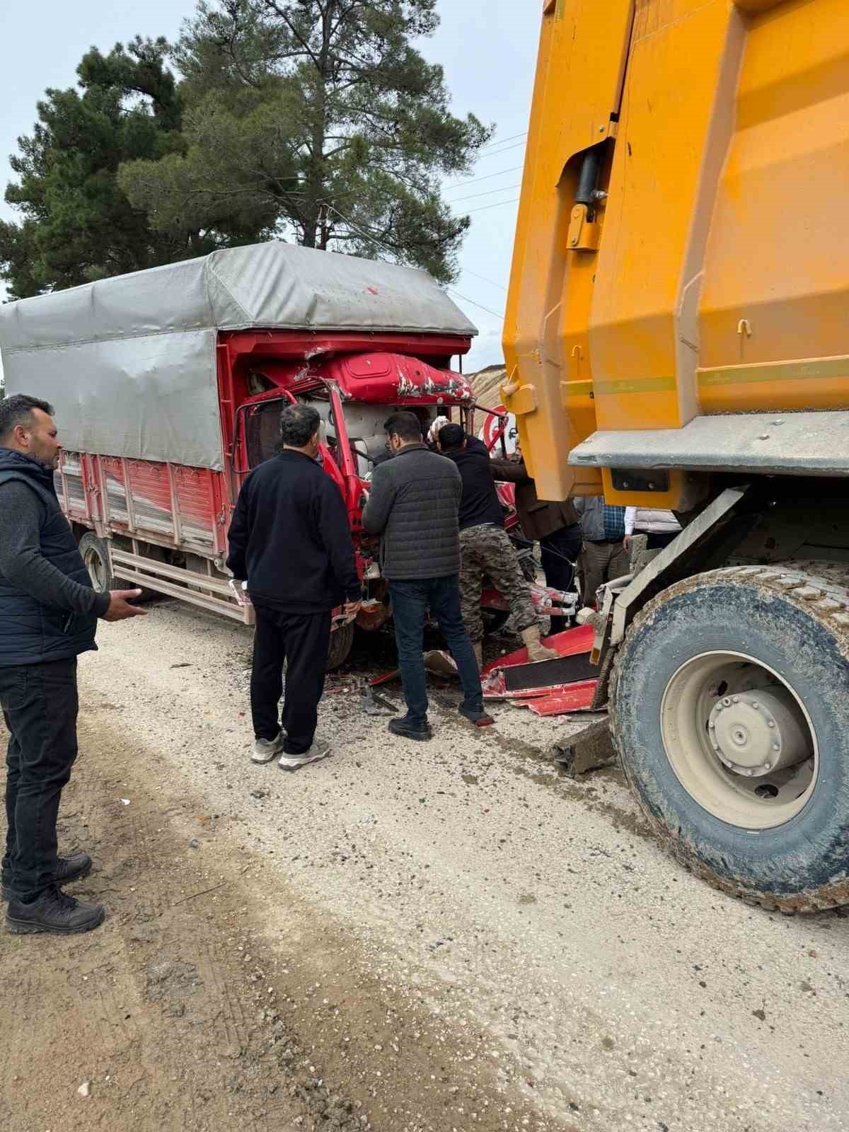 antalyada iki kamyon carpisti sikisan surucuyu itfaiye kurtardi 7 kaf1QFrS