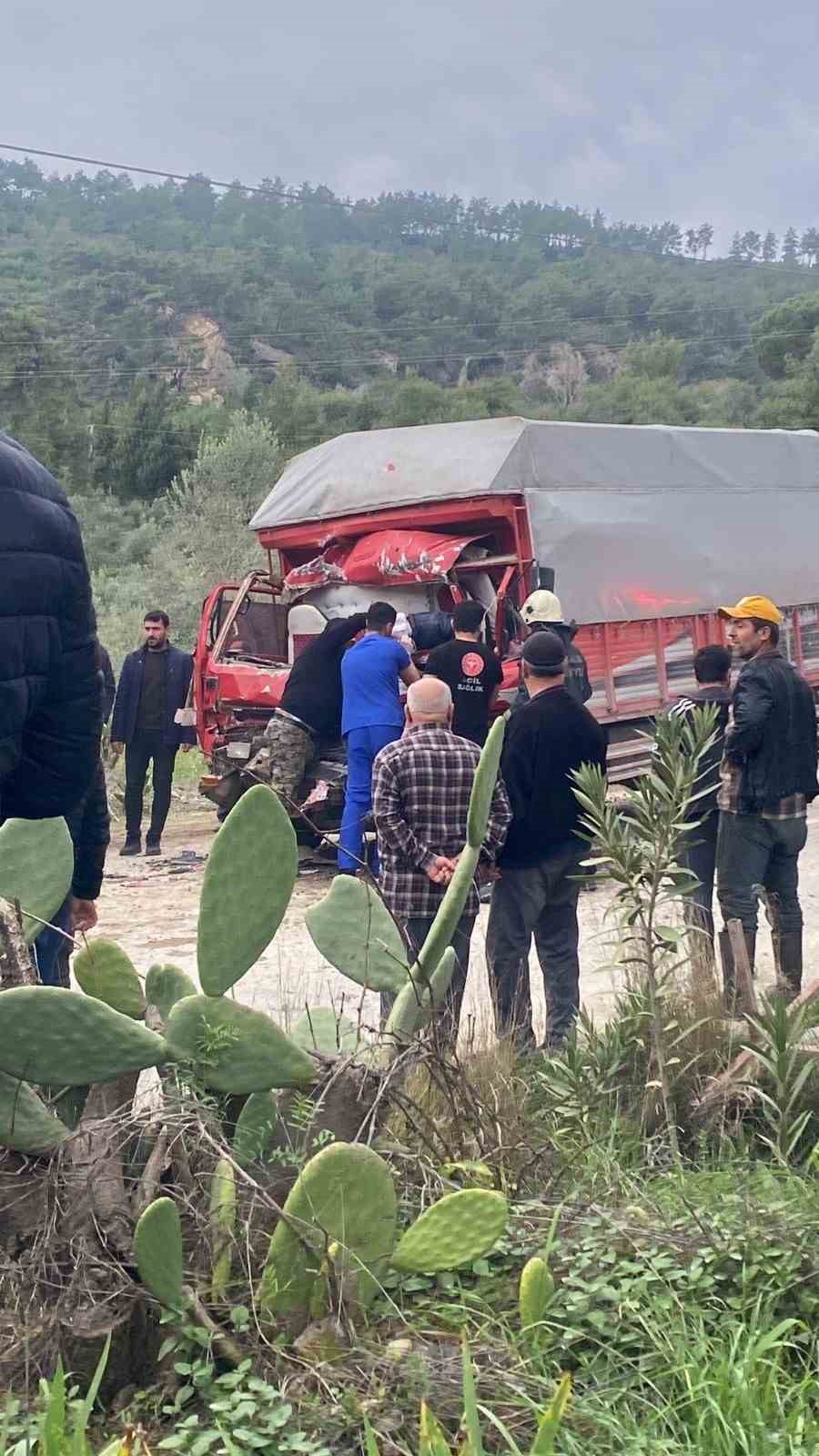 antalyada iki kamyon carpisti sikisan surucuyu itfaiye kurtardi 8 dymkY17D